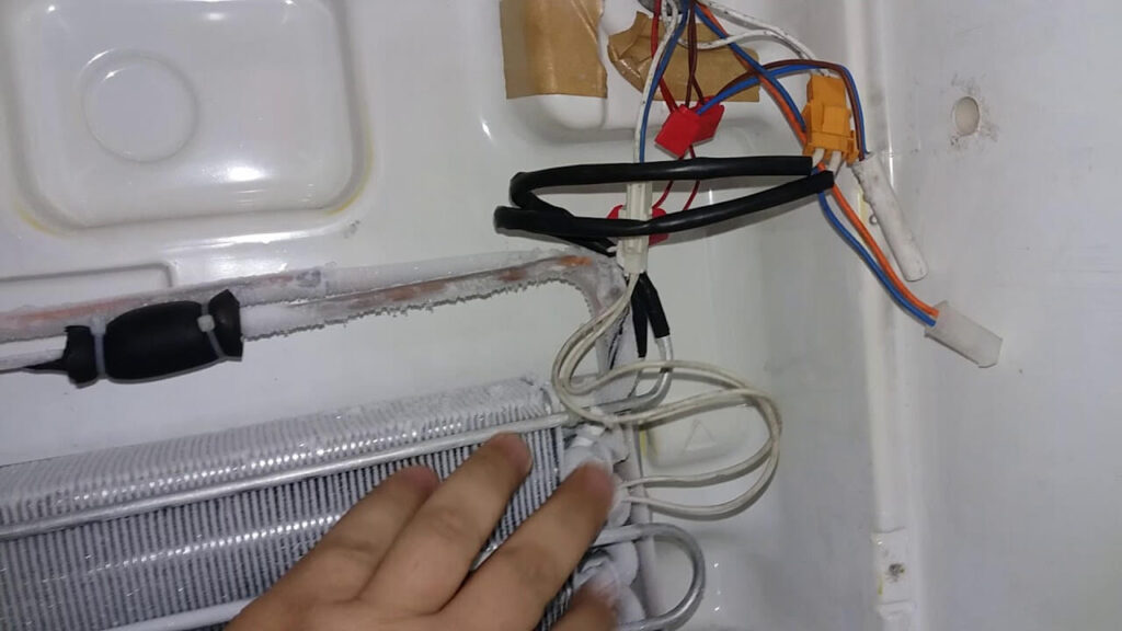 Vazamento de gas do congelador da geladeira