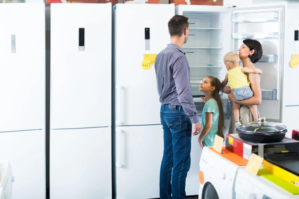 familia escolhendo o tamanho da geladeira ideal para eles numa loja